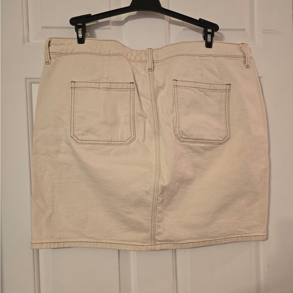 Torrid Woman’s Sz 16 Cream Denim 5 Button Fly Mini Skirt Brown Stitching - Picture 5 of 8